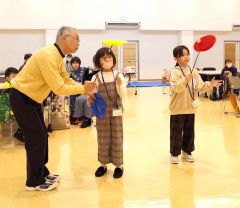皿回しを体験する子どもたち
