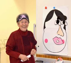 福笑いを楽しむ参加者たち