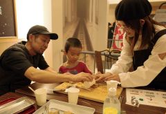 着火剤作りに励む子どもたち