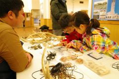 エゾシカ角のアクセサリー作りに挑戦する子どもたち
