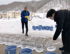 今週末の本番に向け、約５００個のアイスキャンドル作りが進む