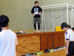 トレーニングをする参加者と西田さん（中央）