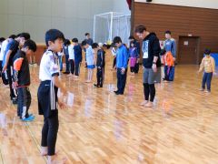 トレーニングをする参加者と西田さん（右）