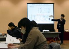 施設ゾーニングイメージ案を説明するドーコン社員