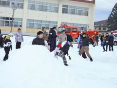 雪合戦を楽しむ参加者


