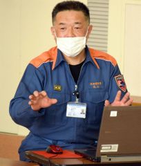講話する丸山主幹