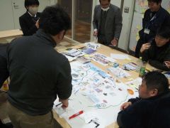 ビジョンマップを作成する参加者ら
