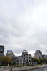 原子爆弾は原爆ドーム（県産業奨励館）の先１６０メートルの爆心地。上空６００メートルで爆発した