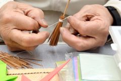 広島市平和通の街路樹の落ち葉を集めてホウキに材料にしている。譲り受けた沖縄の月桃を使うこともある