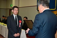 表彰を受ける松村氏