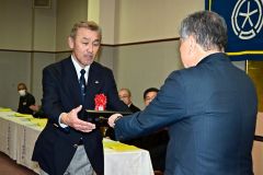 表彰を受ける鈴木氏