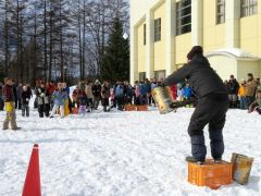 雪玉入れの競技