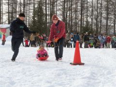 子どもも大人も一緒になって競技に参加するソリリレー