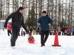 子どもも大人も一緒になって競技に参加するソリリレー