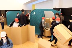 有事の避難生活に備え、管内自治体では防災倉庫に防災用資機材を備蓄し、訓練も重ねる（２０２３年１２月、幕別町内で）
