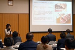 活動発表を行う地域フード塾の受講者