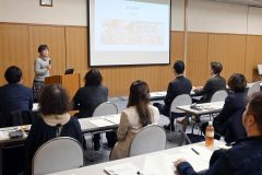 活動発表を行う地域フード塾の受講者
