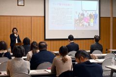 活動発表を行う地域フード塾の受講者
