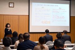 活動発表を行う地域フード塾の受講者