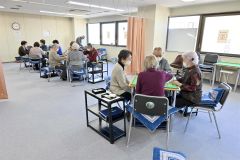 移転先の高齢者活動室でマージャンを楽しむ利用者