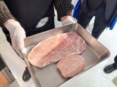 訪れる人の笑顔を招いた十勝和牛のヒレ肉（手前）とサーロイン
