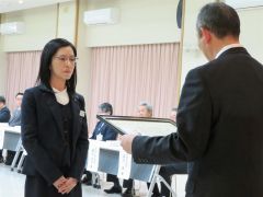 勤続２０年表彰を受ける平本菜三子さん（山内組）