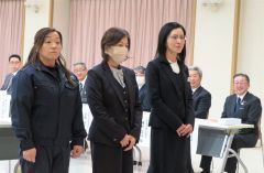 勤続２０年表彰を受ける３人。左が観野さん