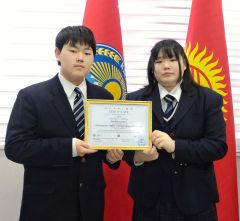 ブランド認証を受け取った藤田さん(右)と西潟さん(士幌高校提供)