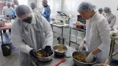 シーベリーの皮などを活用して商品作りに励んだ(士幌高校提供)