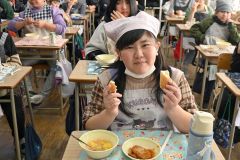 ブロッコリーパンなどのメニューを楽しむ児童ら