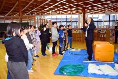 児童がバルーンマンションづくり体験　陸別小でしばれフェス出前授業 4