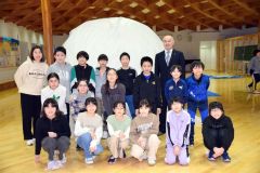 しばれフェスの「バルーンマンション」作り体験などに取り組んだ陸別小の児童たち