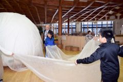 しばれフェスの「バルーンマンション」作り体験などに取り組んだ陸別小の児童たち