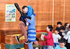 元気に「鬼は外！」　市内幼稚園などで豆まき 写真2