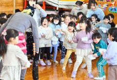 元気に「鬼は外！」　市内幼稚園などで豆まき 写真3