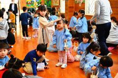 元気に「鬼は外！」　市内幼稚園などで豆まき 写真4