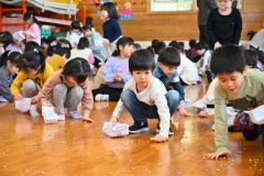 元気に「鬼は外！」　市内幼稚園などで豆まき 写真5