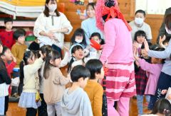 元気に「鬼は外！」　市内幼稚園などで豆まき 写真6