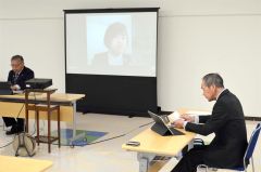 オンラインで出席した本間氏（スクリーン）