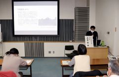 講演する大和田学芸員