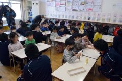 高校生が保育園で工作指導　池田 3