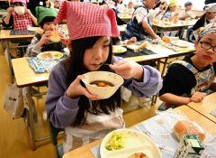 砂糖の授業を受けた後、あんこを使ったお汁粉を?張る児童