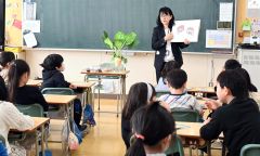 砂糖の栄養に関する授業を行った道学校教育局の三好明子さん