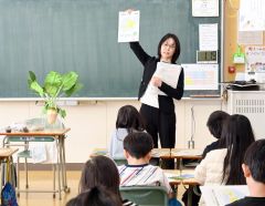 道産砂糖の生産工場等について授業を行った道農政部の湯淺由希子さん