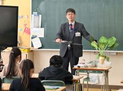 ビートの模型を前に道産の砂糖について授業を行う桑原さん