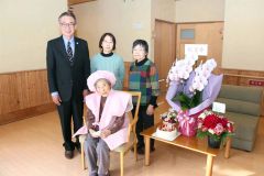 松浦秀子さん（前列）を囲む（後列左から）喜井町長、松浦さんの親族の石坂敦子さん、松浦孝子さん
