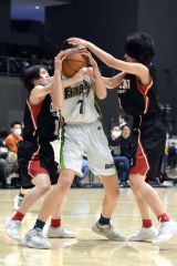女子１回戦・帯大谷（黒ユニホーム）―小樽双葉