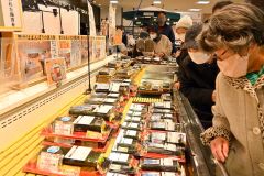 開店と同時に飛ぶように売れる恵方巻き（３日午前１０時１５分ごろ、ハピオで）