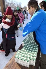 氷まつりで牛乳無料配布 2