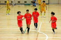 延長を制し喜ぶ新得中の選手